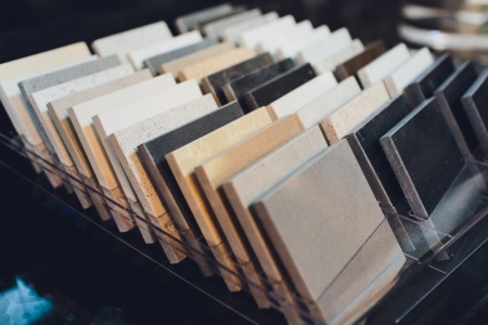 Visiter un showroom carrelage, les avantages pour votre projet déco